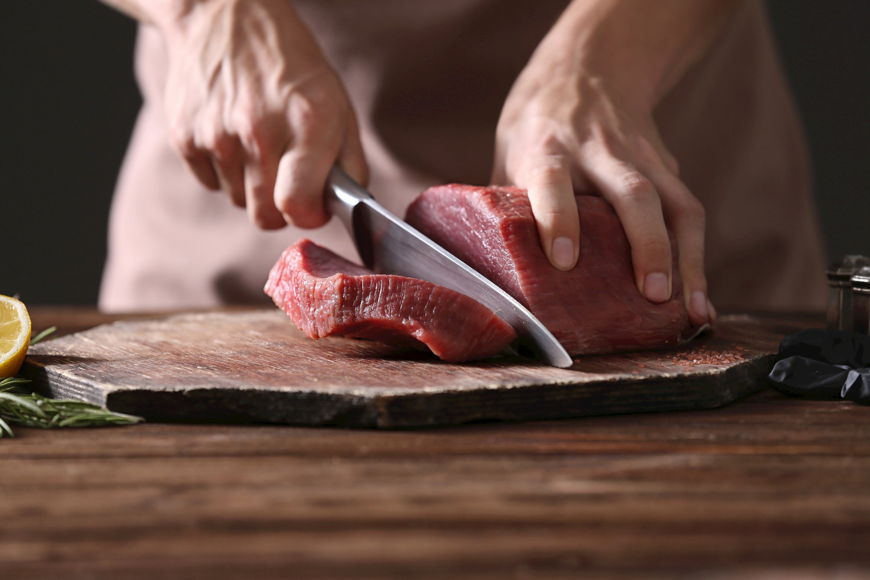 Колоть ножом. Нож для нарезки сырого мяса. Нож для нарезки стейков из мяса.